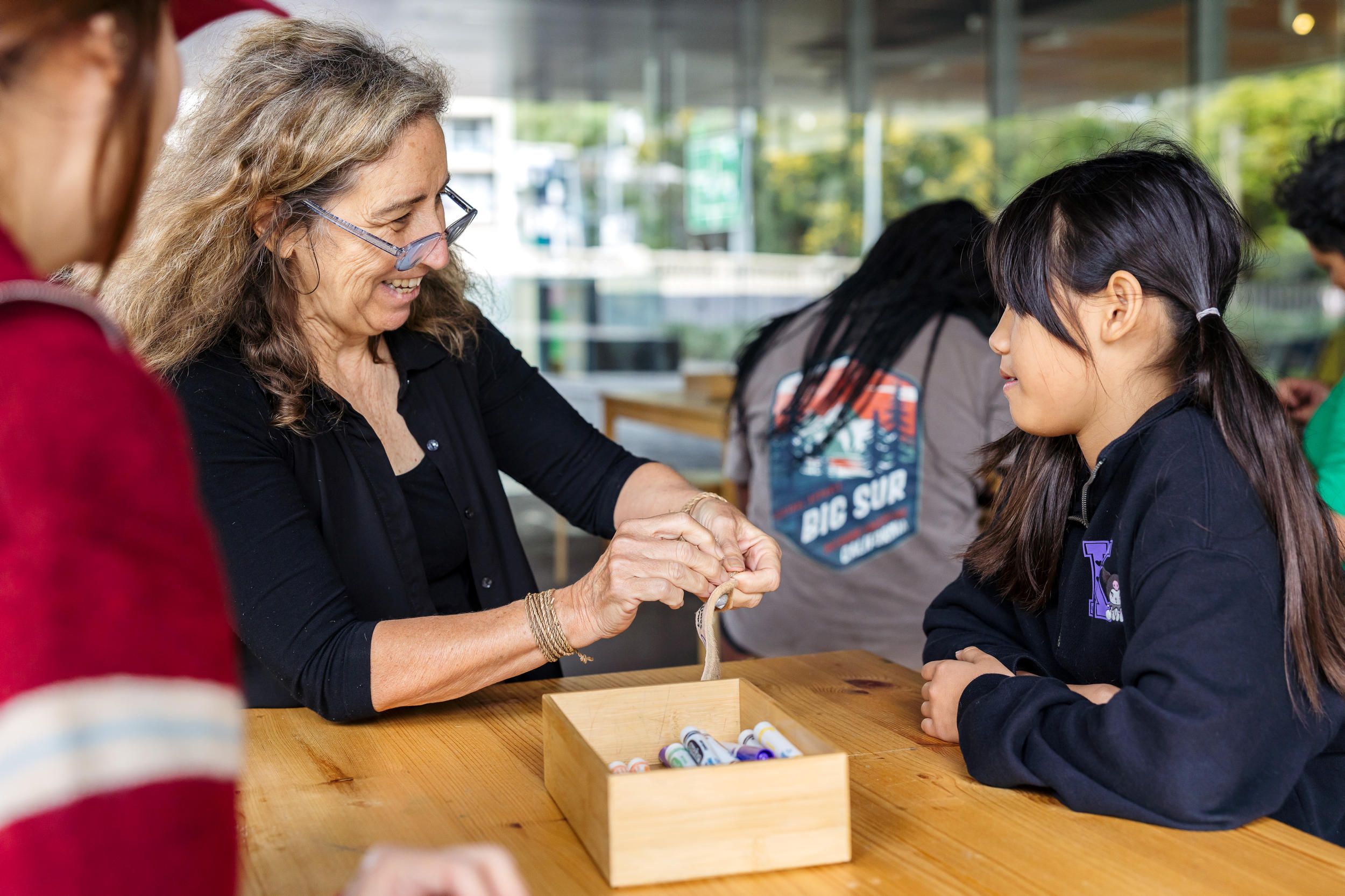 Kids' Weekend Workshop: Mandy Quadrio Kangaroo Skin Friendship Bracelets with Mandy Quadrio / Bodhi Tree Terrace / Photography: Katie Bennett courtesy QAGOMA