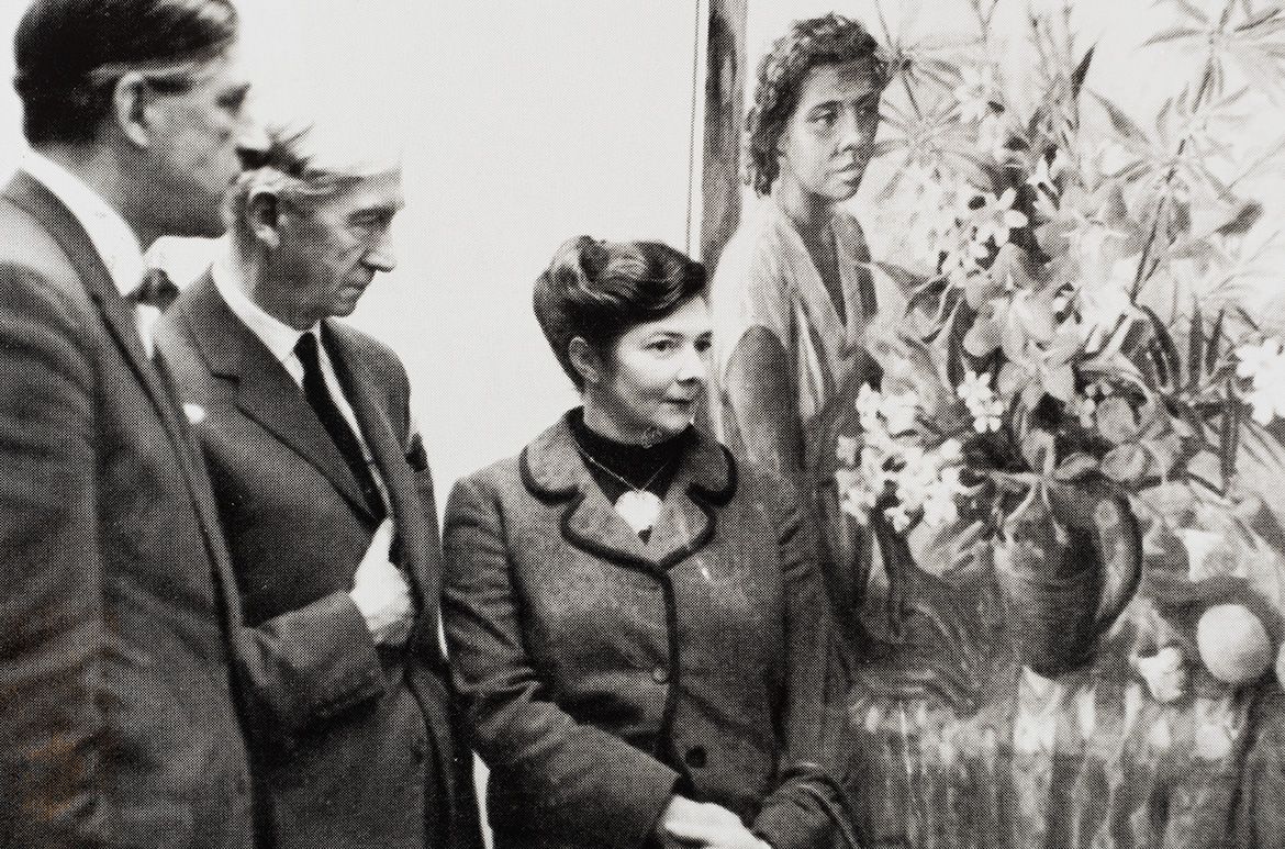 Critic and artist Sir Herbert Read and Margaret Olley looking at Susan with flowers 1962, winner of the Finney’s Centenary Art Prize / Courtesy: QAGOMA Research Library