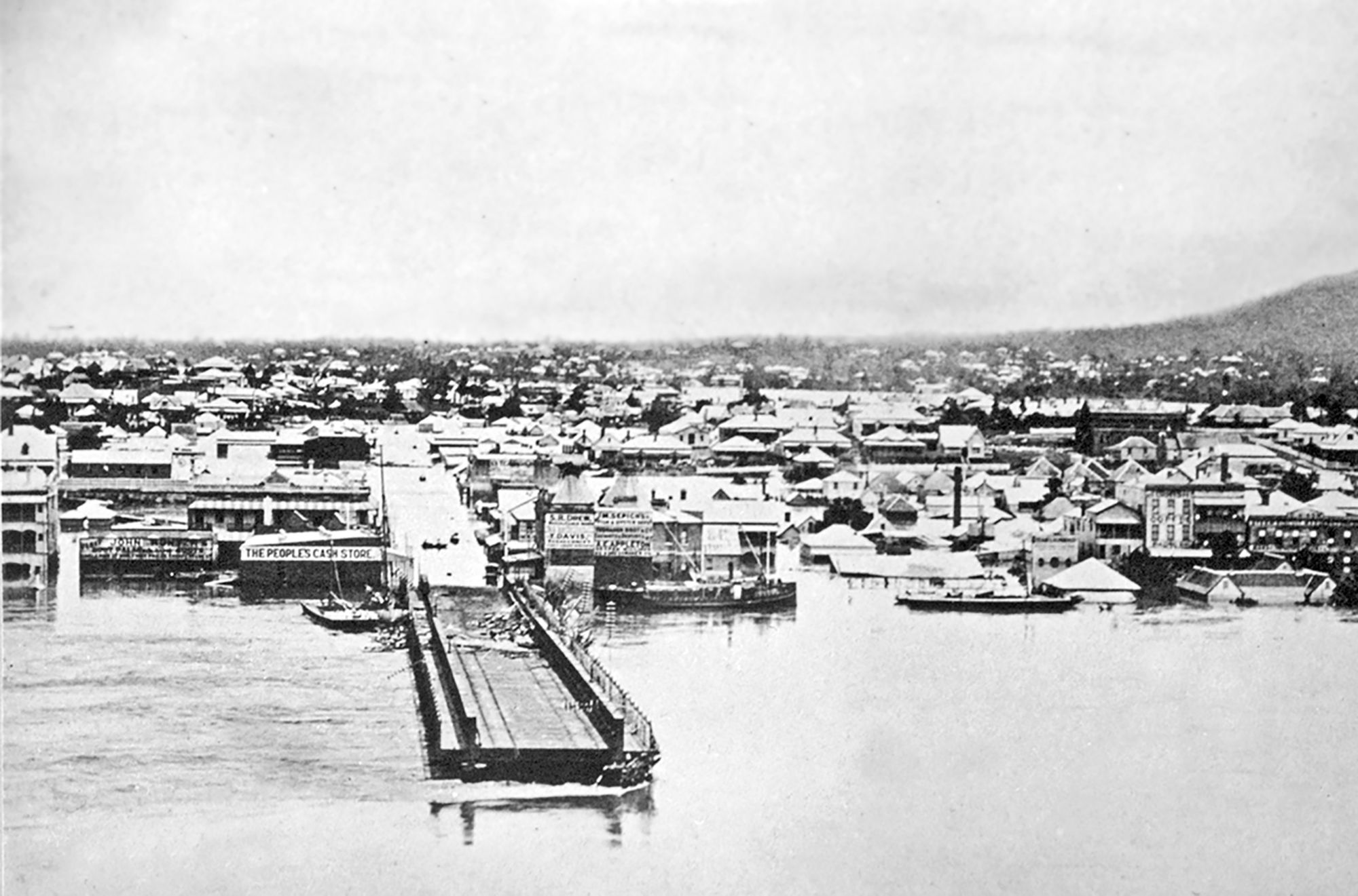 First permanent Victoria Bridge destroyed by flood, 1893 / ID ITM1019118 / Courtesy: Queensland State Archives