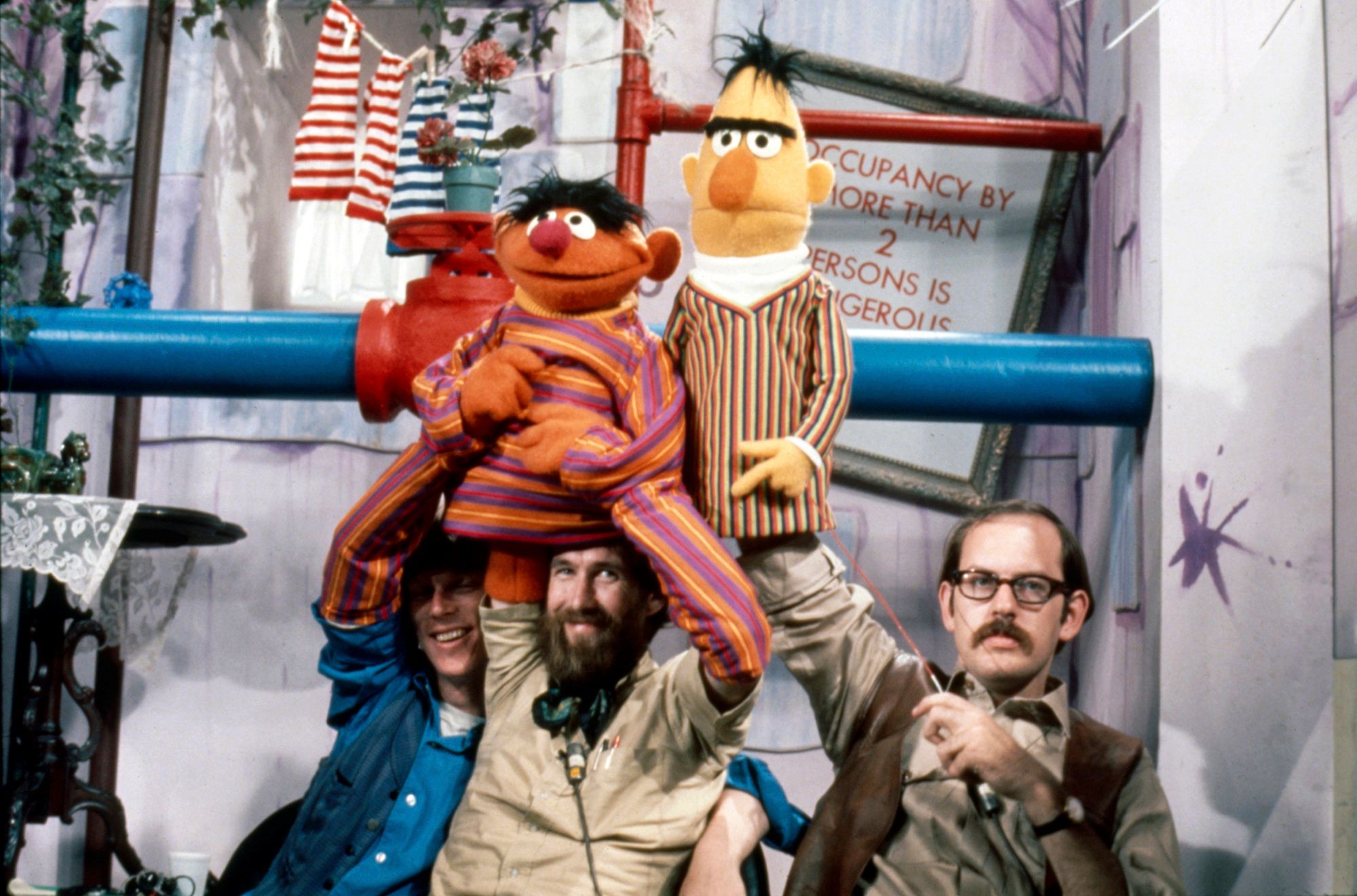 Behind the scenes of Sesame Street c.1970 / Photograph: Charlotte Brooks / LOOK Magazine Photograph Collection, Library of Congress, Prints & Photographs Division / Reproduction number: DIG-ppmsca-99762 / Image courtesy: The Jim Henson Company