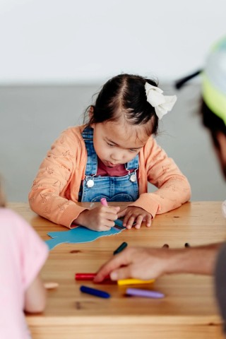 An Art Explorers attendee participating in a making activity, 2023 / ©QAGOMA / Photo: J Ruckli