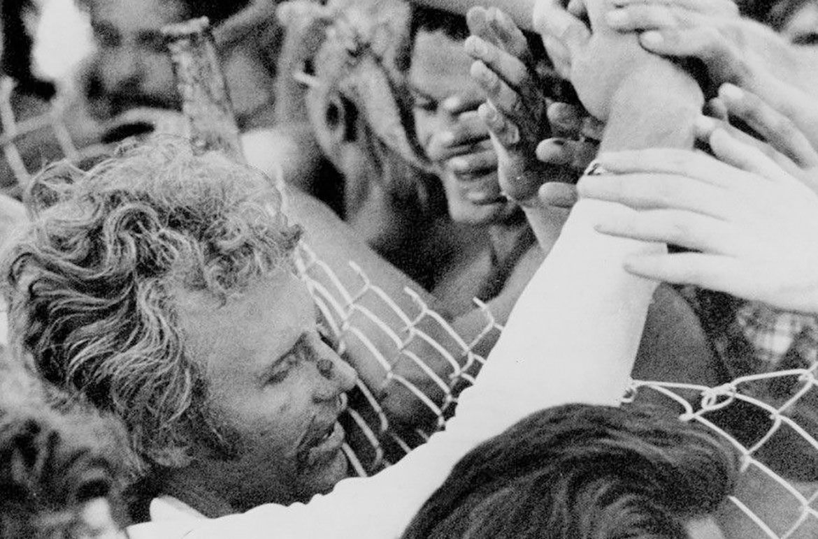 Evel Knievel greets fans after his failed jump over Snake River Canyon, 1974 / Image Courtesy: Wikimedia Commons