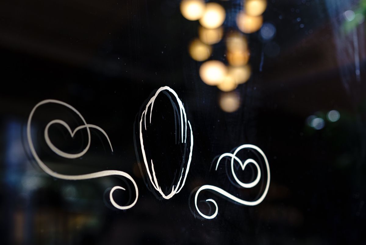 Madeleine Rome - vetrofania logo