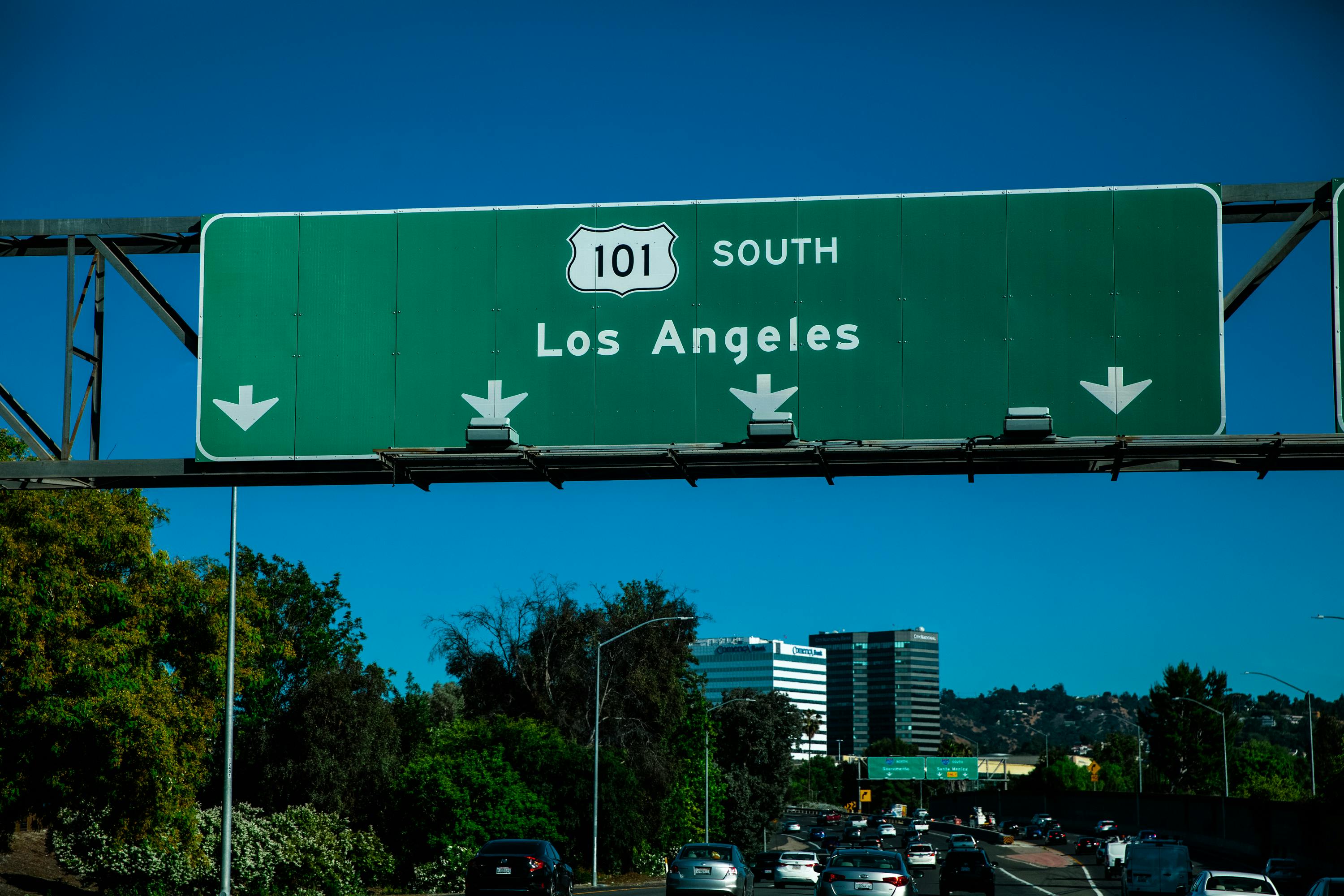 101 South Los Angeles freeway sign above traffic for a blog about what to do during a DUI stop near the 101 on Memorial Day.