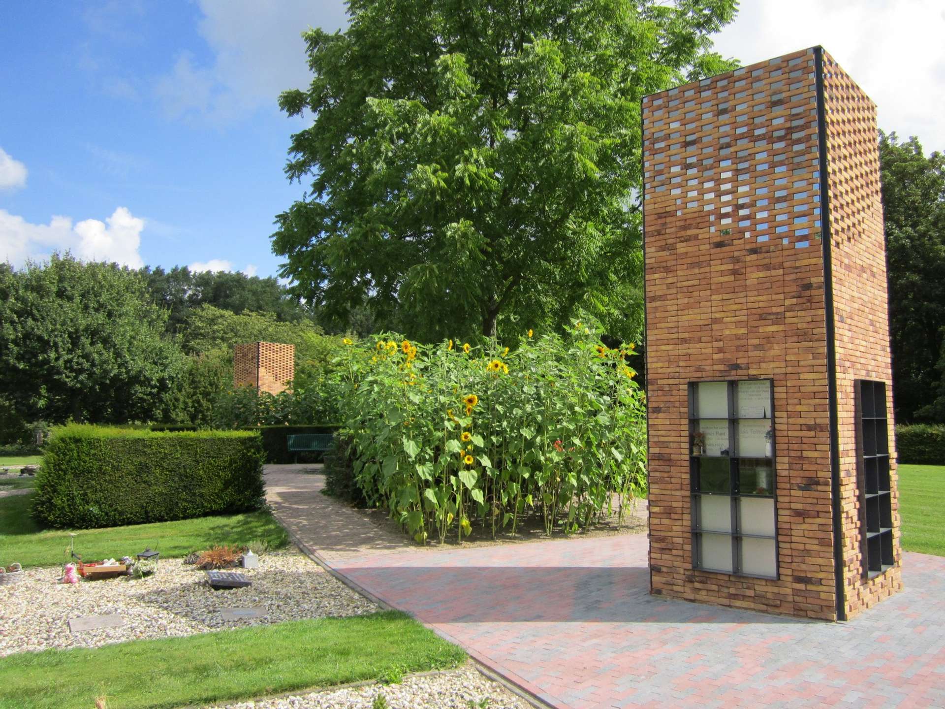 Primula Brick Use - Garden Structure  - Columbarium Begraafplaats Netherlands