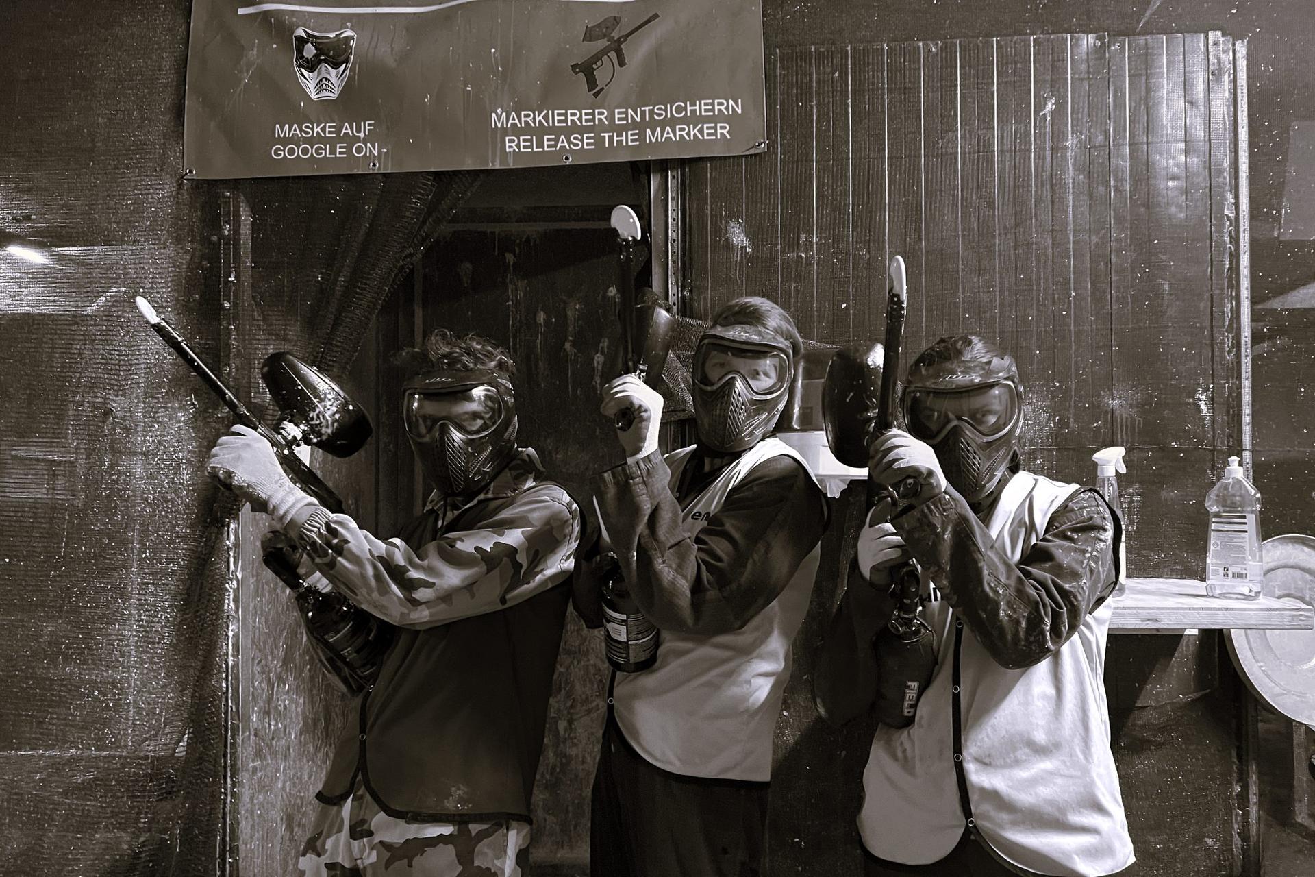 Trois joueurs masqués posent avec leurs lanceurs à la base de départ
