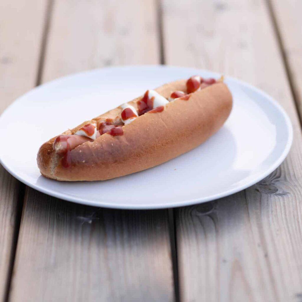 Hot Dog im Bistro der Paintball Arena Bern