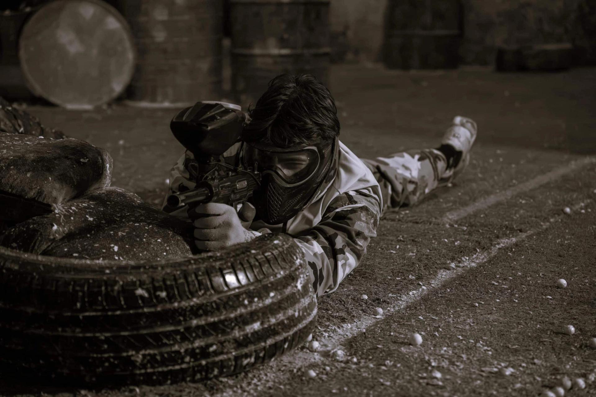 Paintball-Spieler in Deckung in der Arena Bern