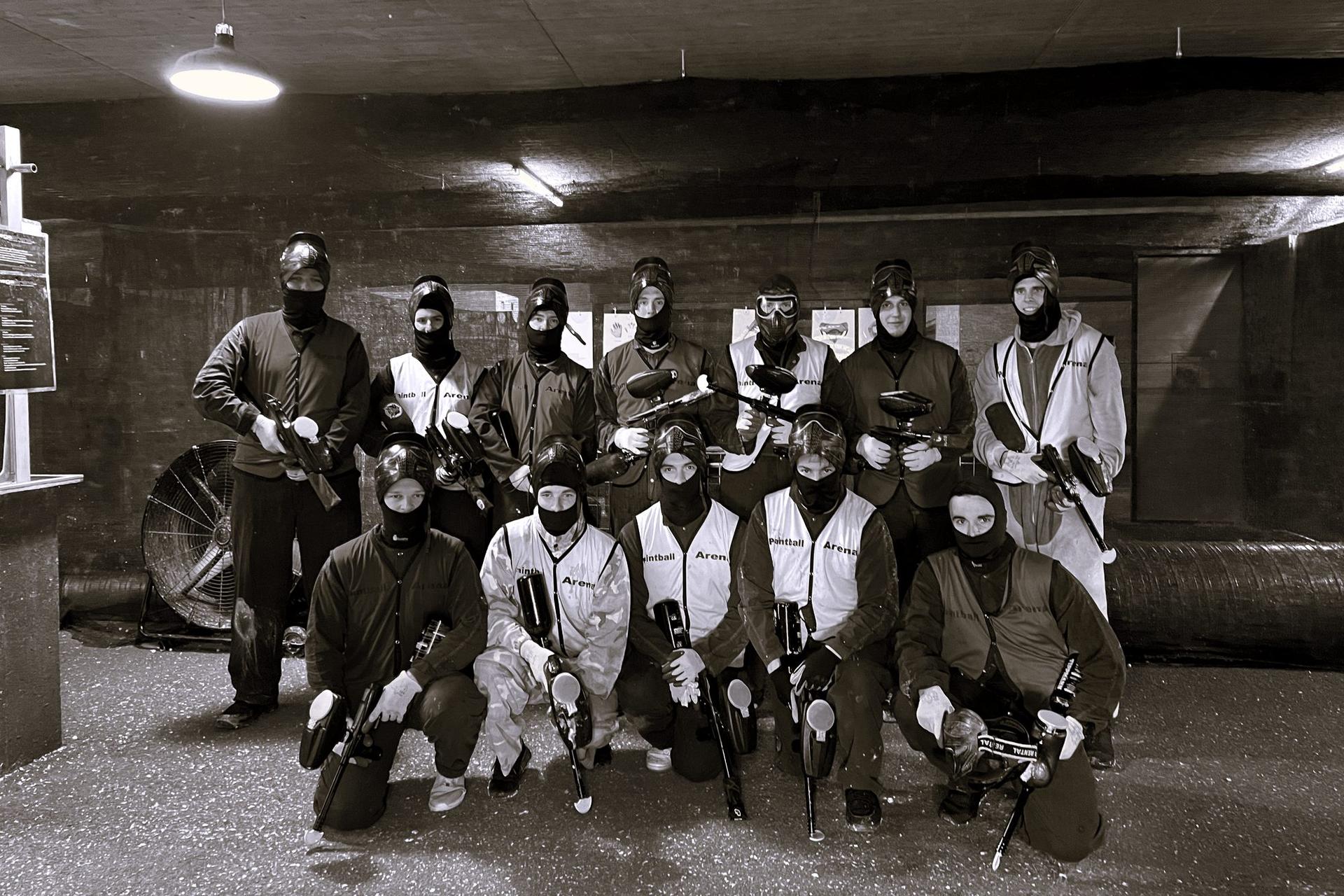 Un groupe d’une quinzaine de personnes en équipement complet pose pour une photo de groupe dans la salle