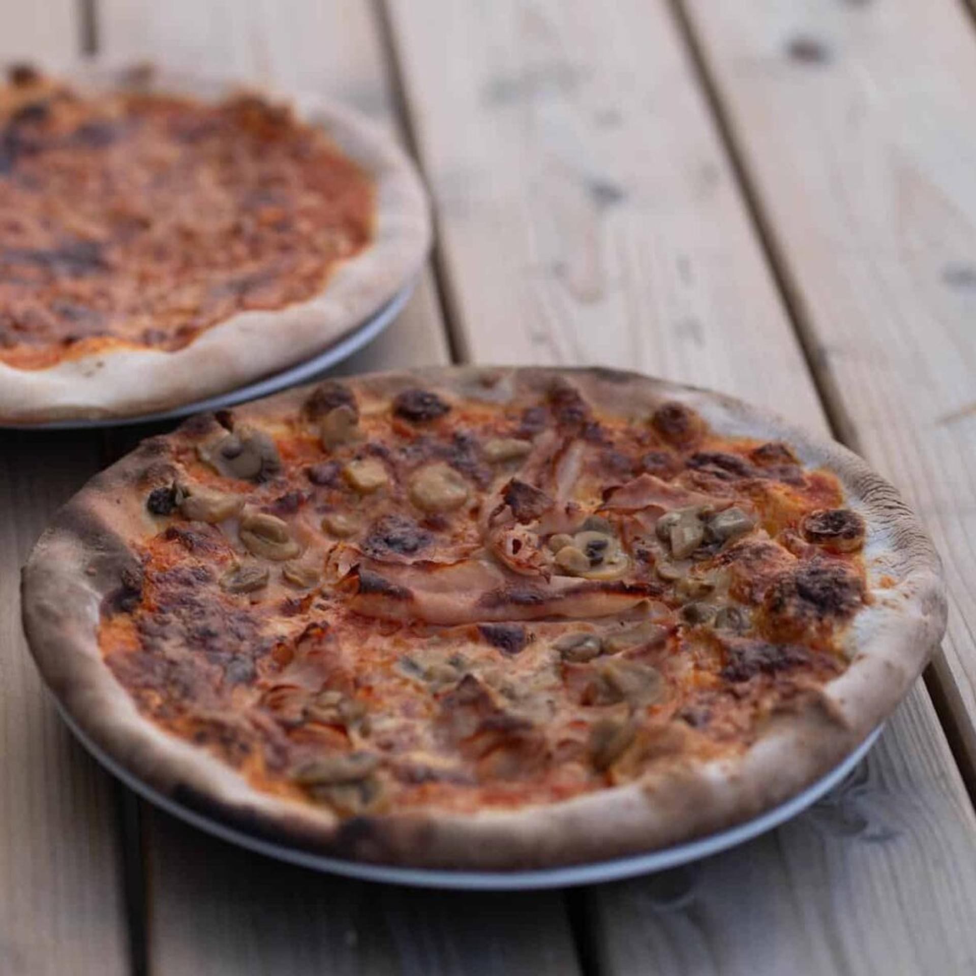 Pizza im Bistro der Paintball Arena Bern