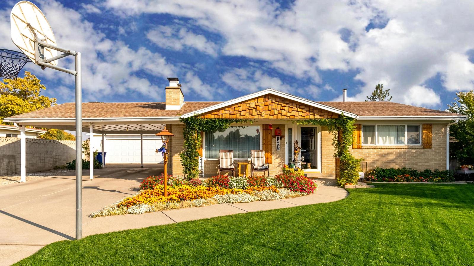Prior Lake home with a well-maintained asphalt shingle roof, showcasing residential roofing commonly found in Minnesota neighborhoods.