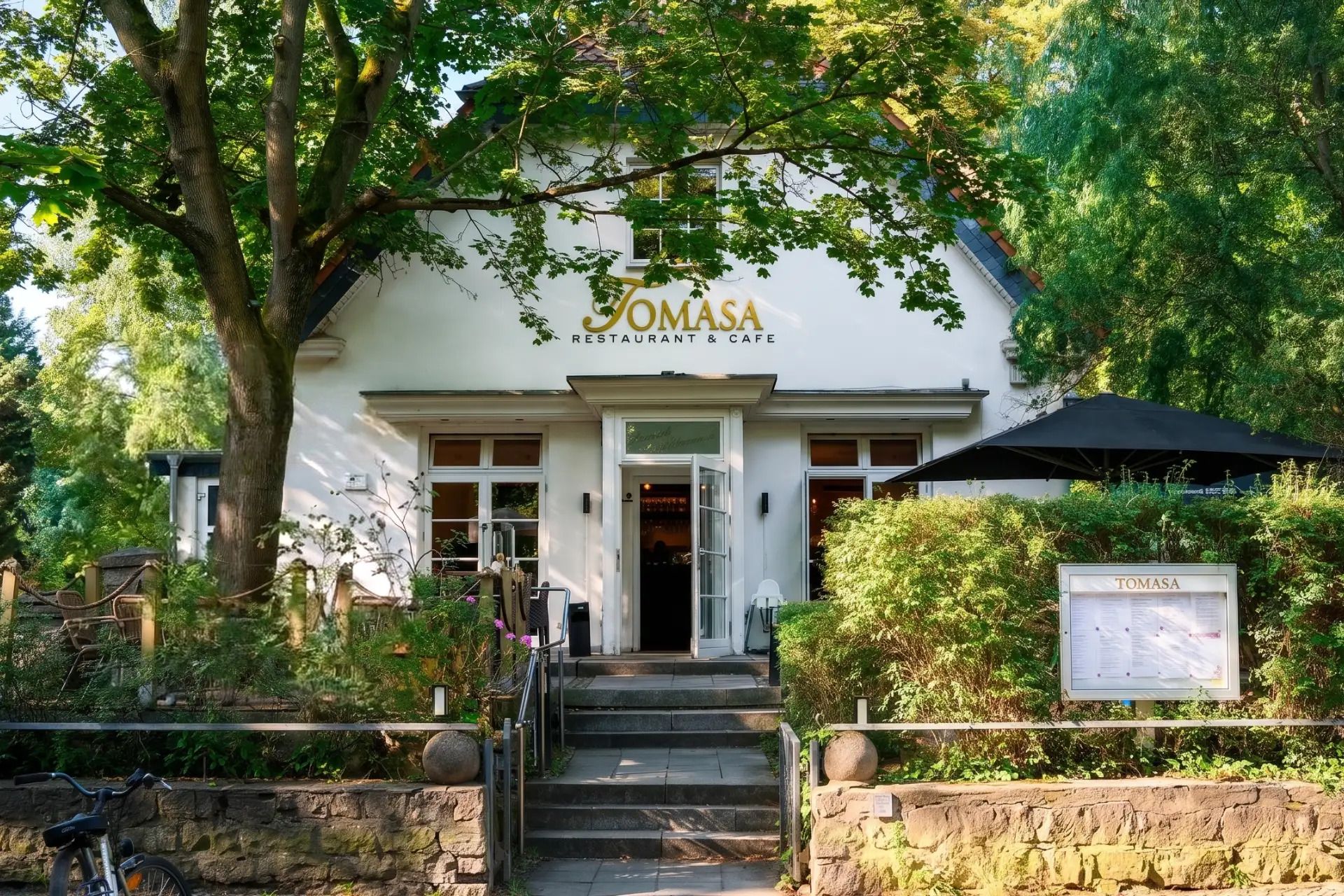 Eingang des TOMASA Lichterfelde an der Bäkestraße