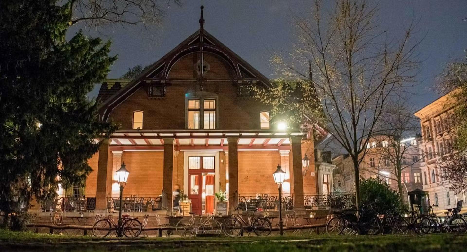 Die Villa Kreuzberg am Abend