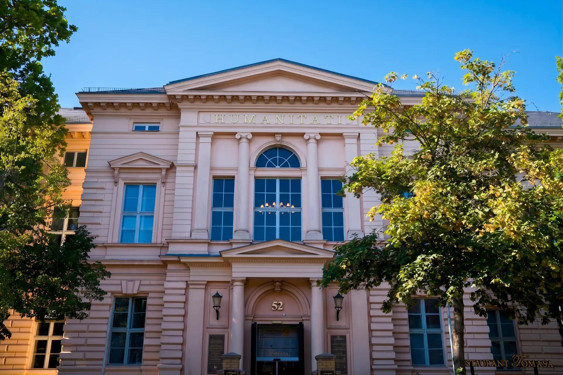 Eingang des TOMASA Potsdam im historischen Logenhaus