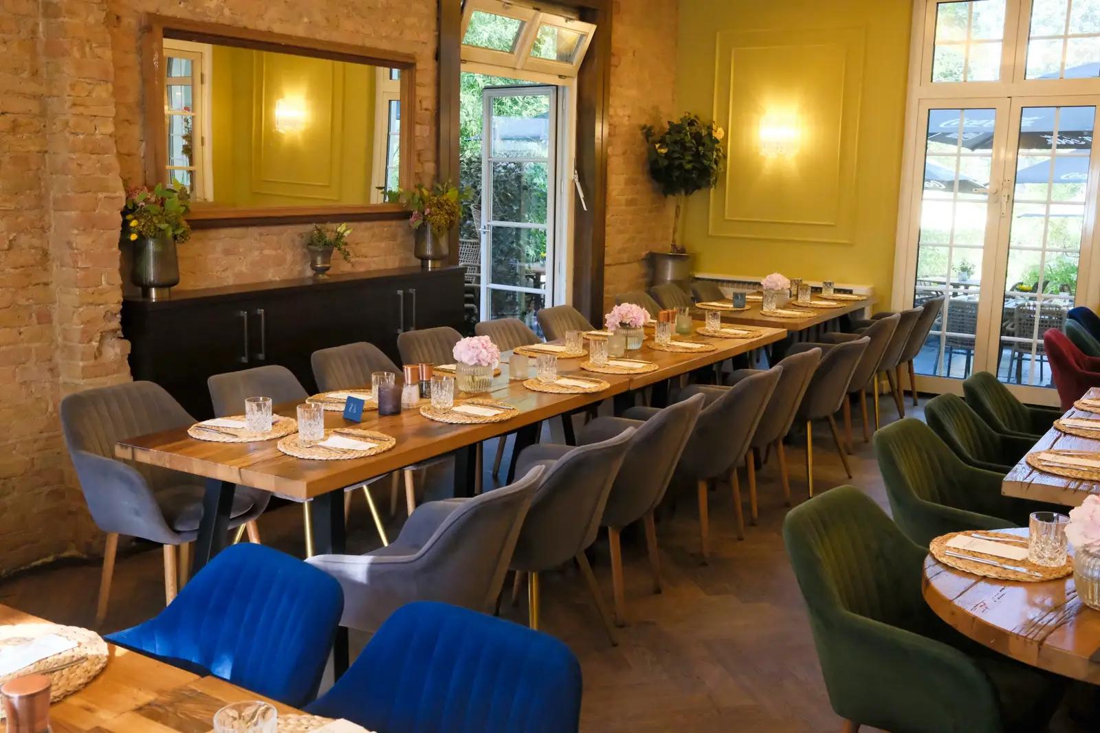 Lange Tafel im unteren Gastraum des TOMASA Lichterfelde
