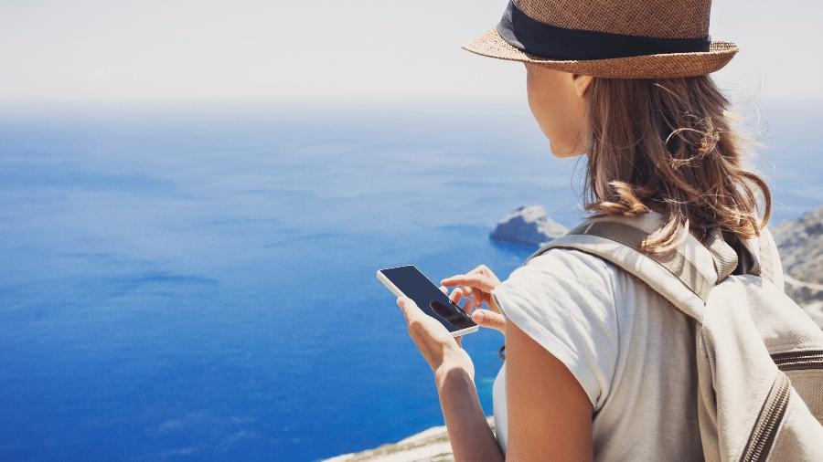 mulher no celular em uma paisagem