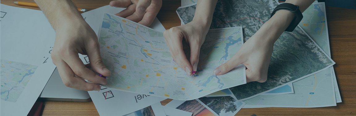 Mãos sobre mapas de viagem