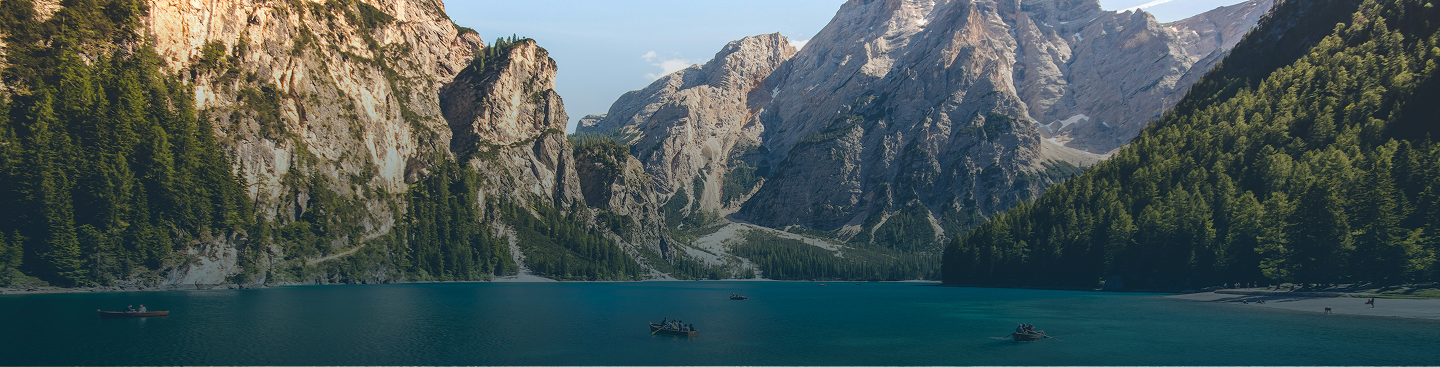 Lago cercado por montanhas