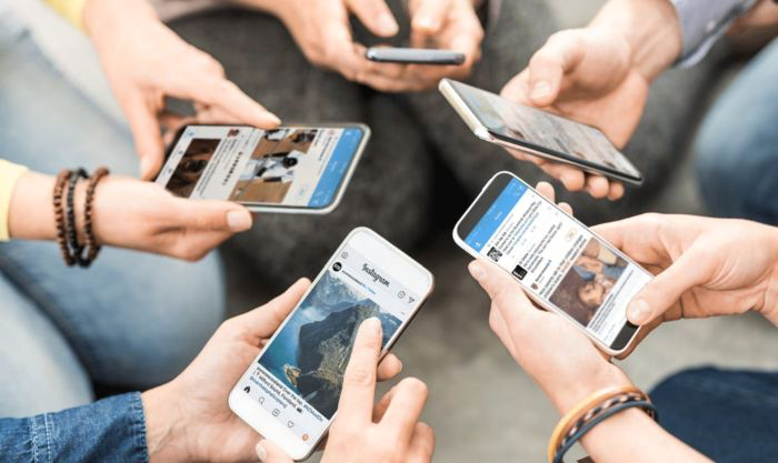 pessoas mexendo no celular 