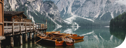 Lago cercado por montanhas