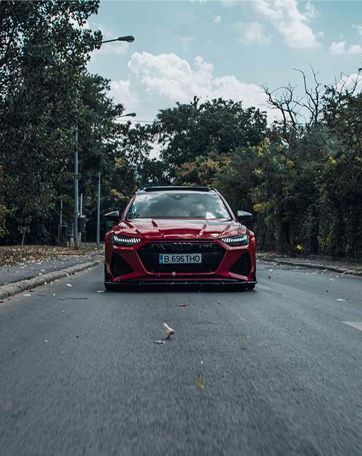 Veículo Europcar vermelho em estrada arborizada