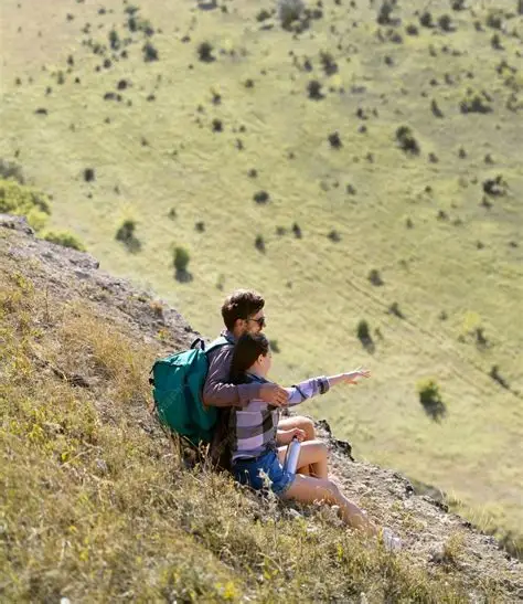 casal em uma paisagem