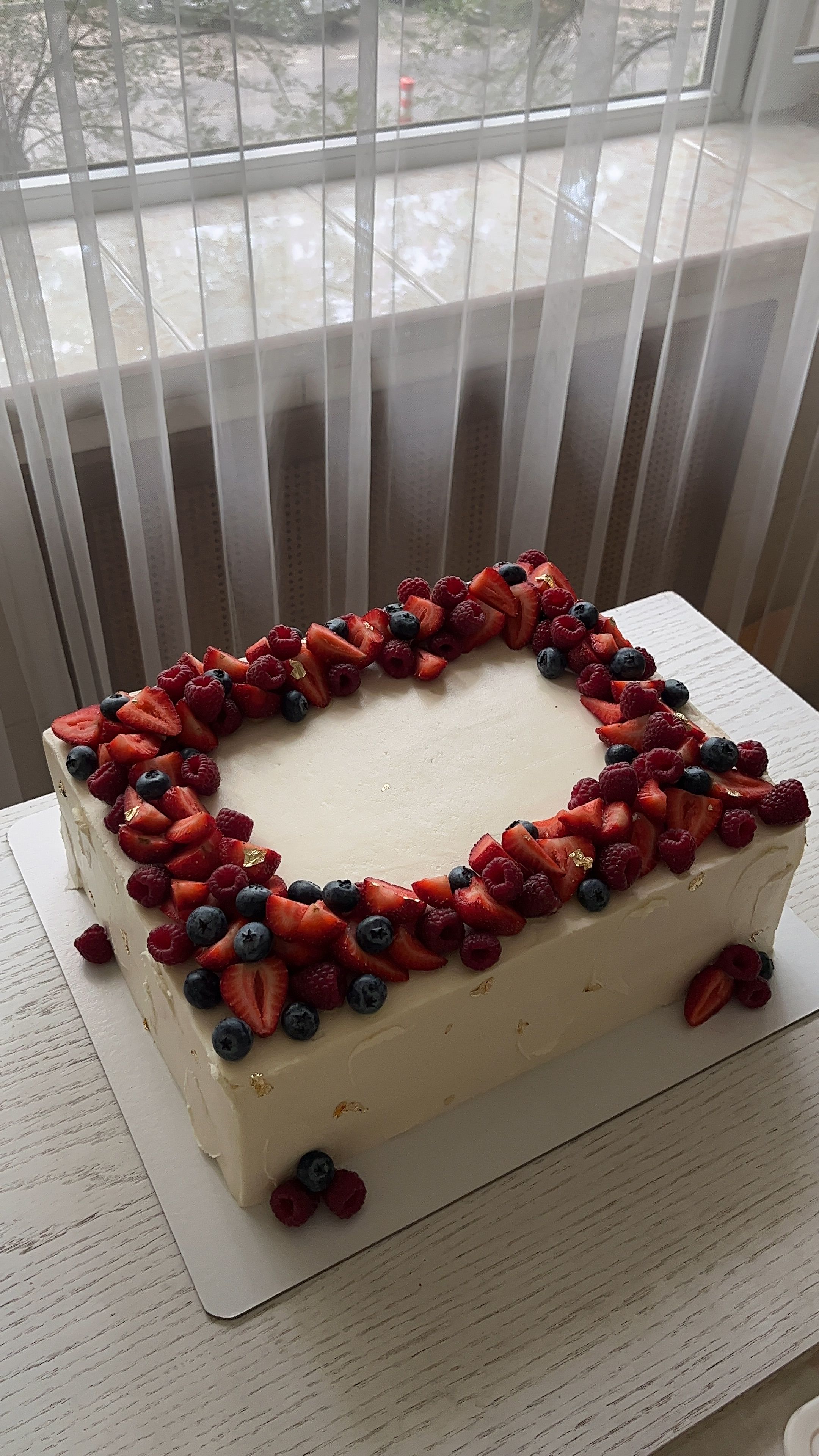 большой торт с ягодами и клубникой