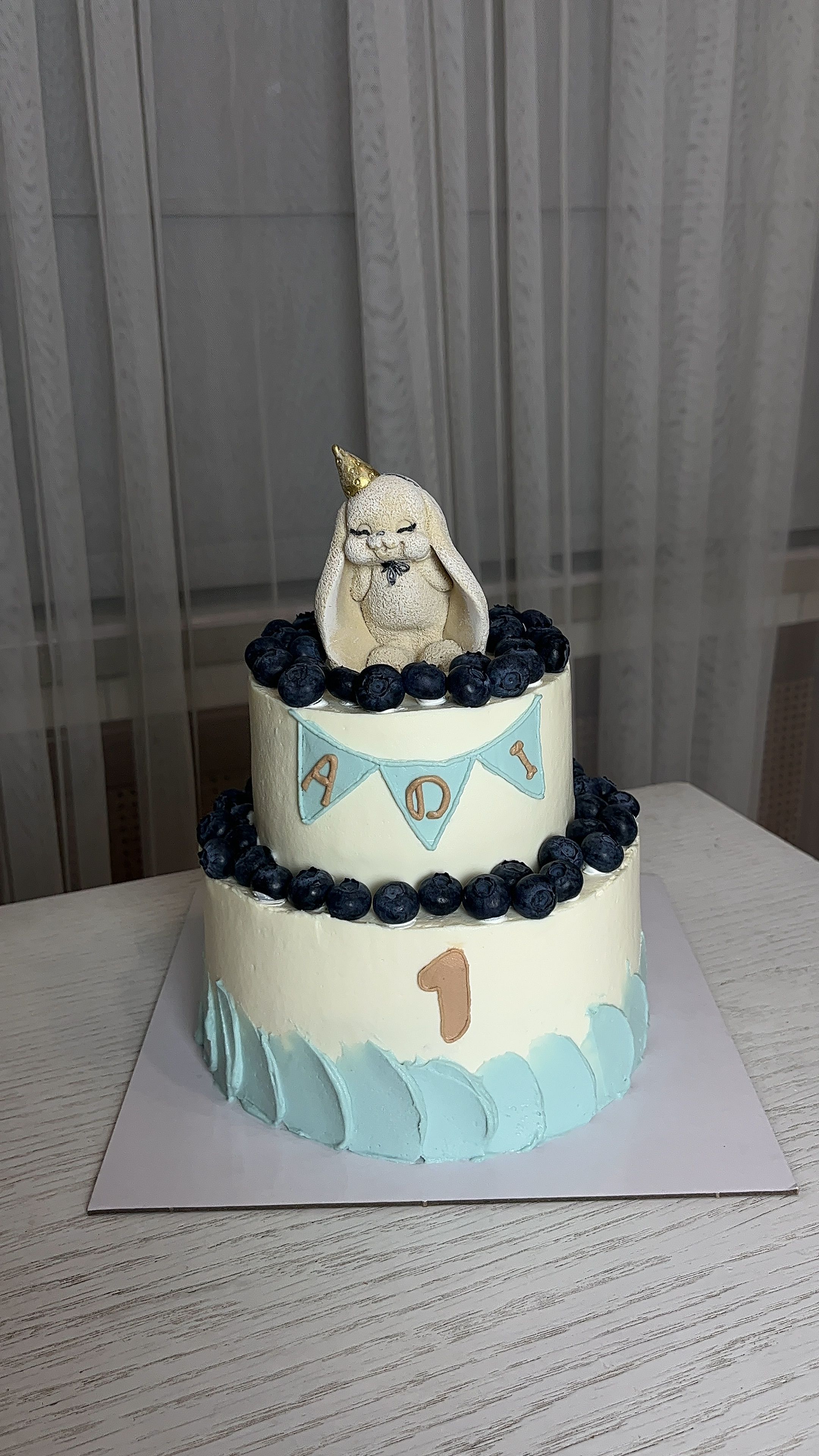 двухярустный торт с зайчиком