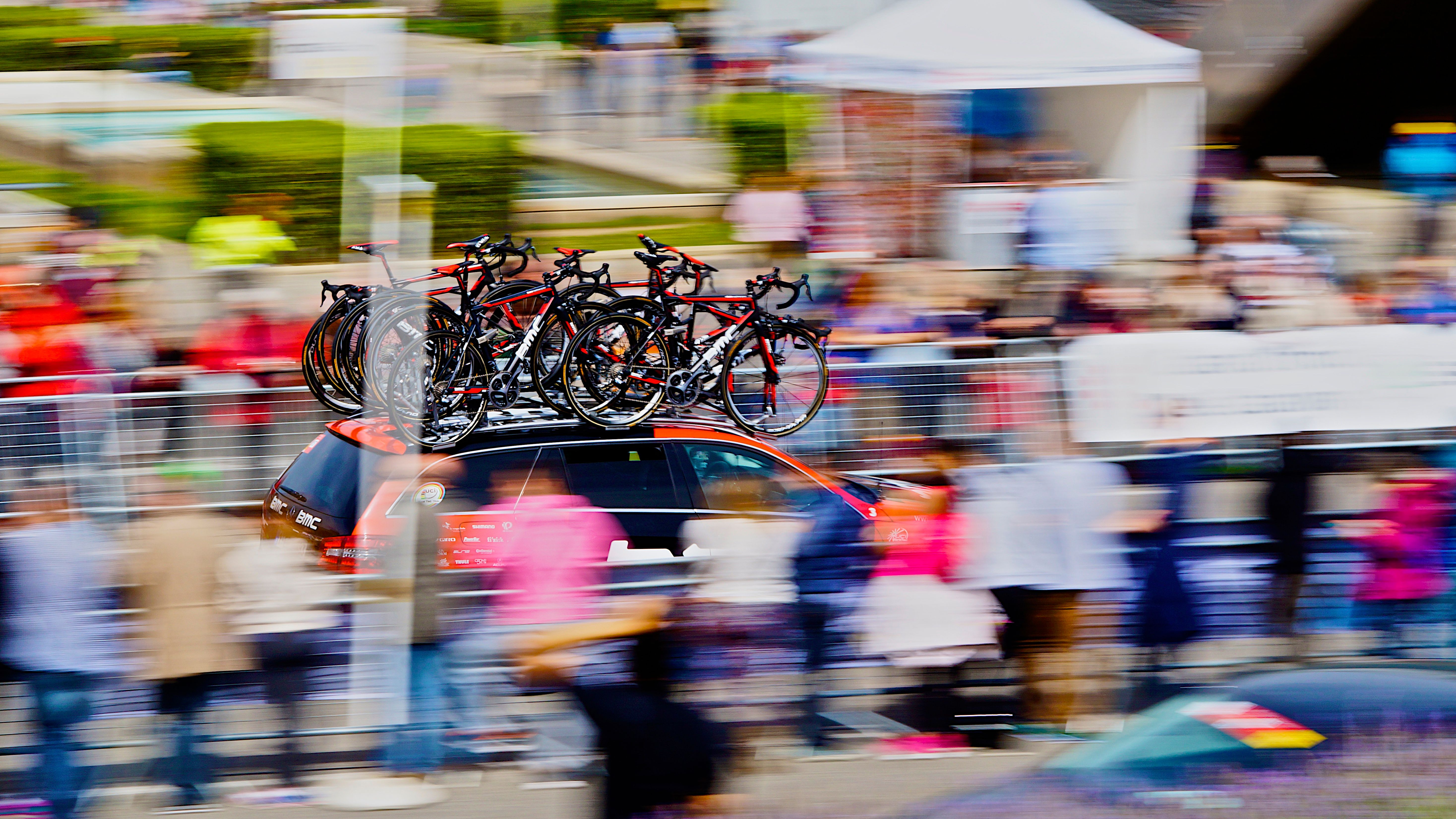 Bicycles on car roof 