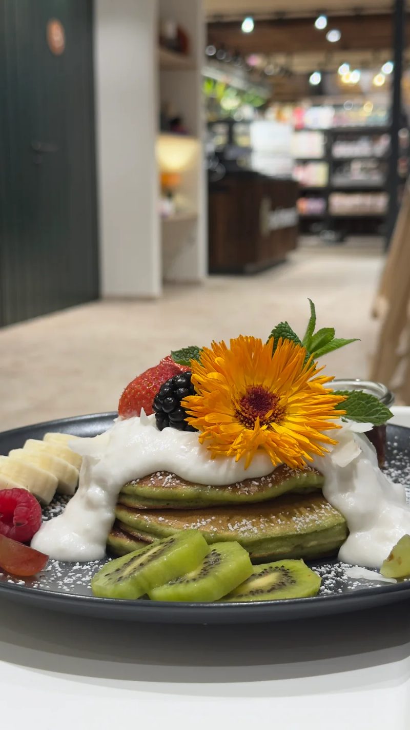 Frühstücksteller mit Ei, Avocado und Gemüse im Café Hofzeit