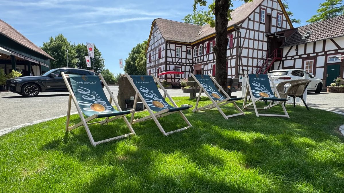 Liegestühle vor den Fachwerkgebäuden am Hof Bauer Würfl