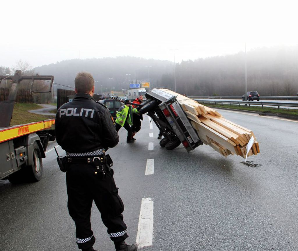 Bilde av henger som velter pga feil last