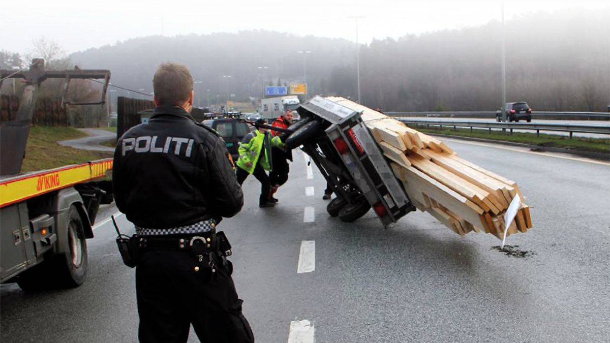 Bilde av henger som velter pga feil last