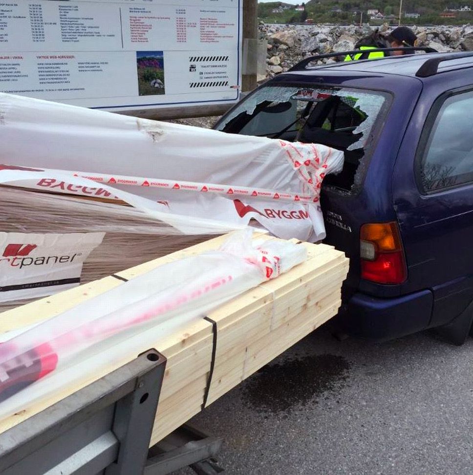 Bilde av materiale som har sklidd inn i bakvinduet på bilen som frakter det.