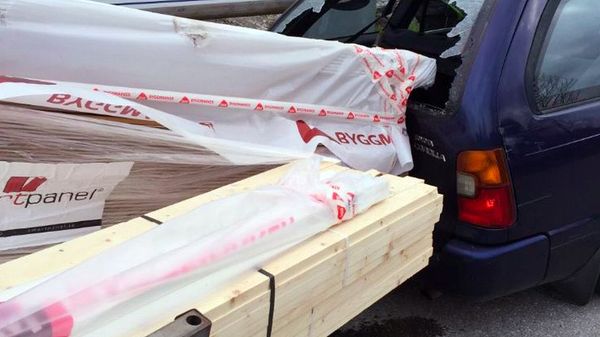 Bilde av materiale som har sklidd inn i bakvinduet på bilen som frakter det.