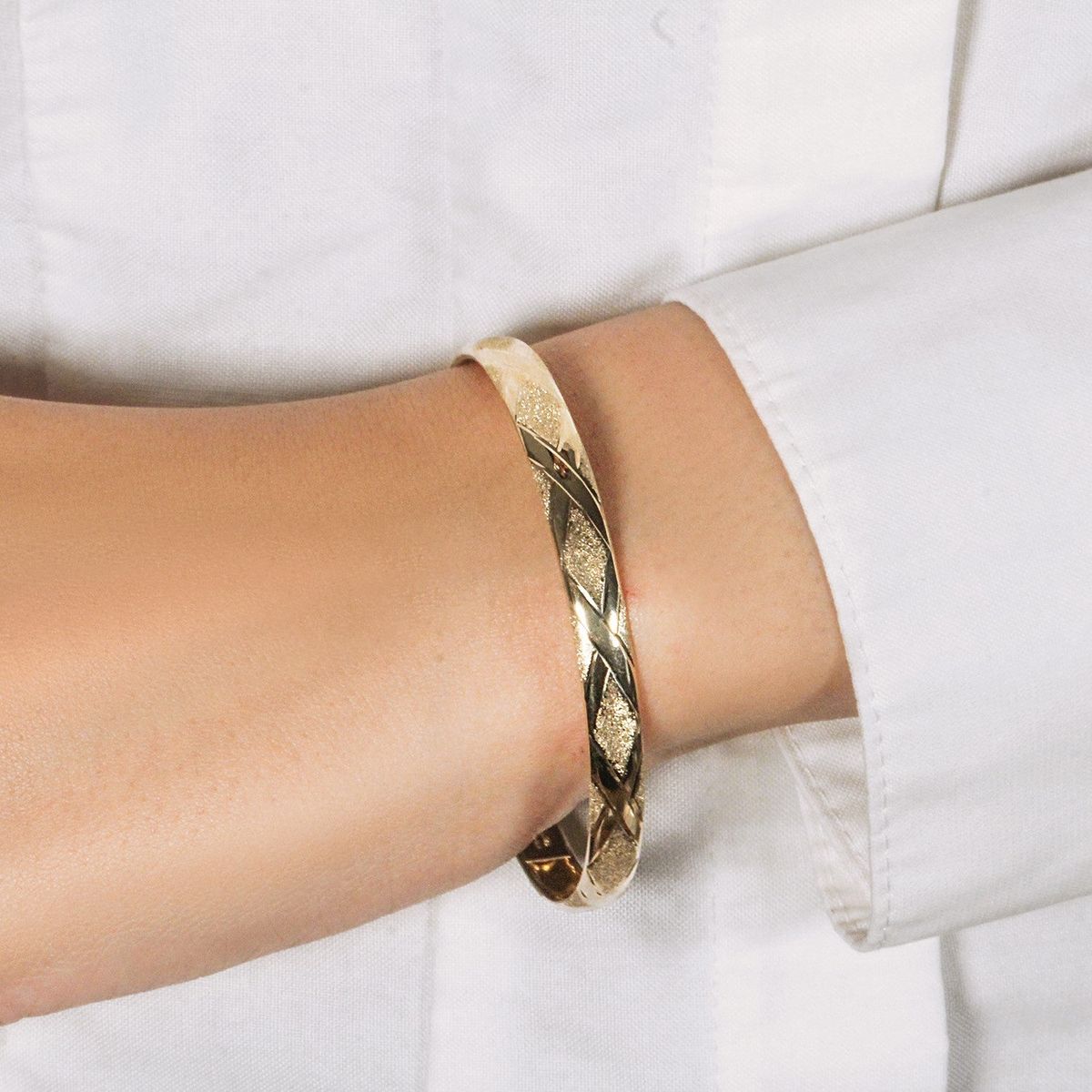 10k Yellow Gold Slender Diamond Pattern Textured Bangle (6.00 mm) thumbnail 2