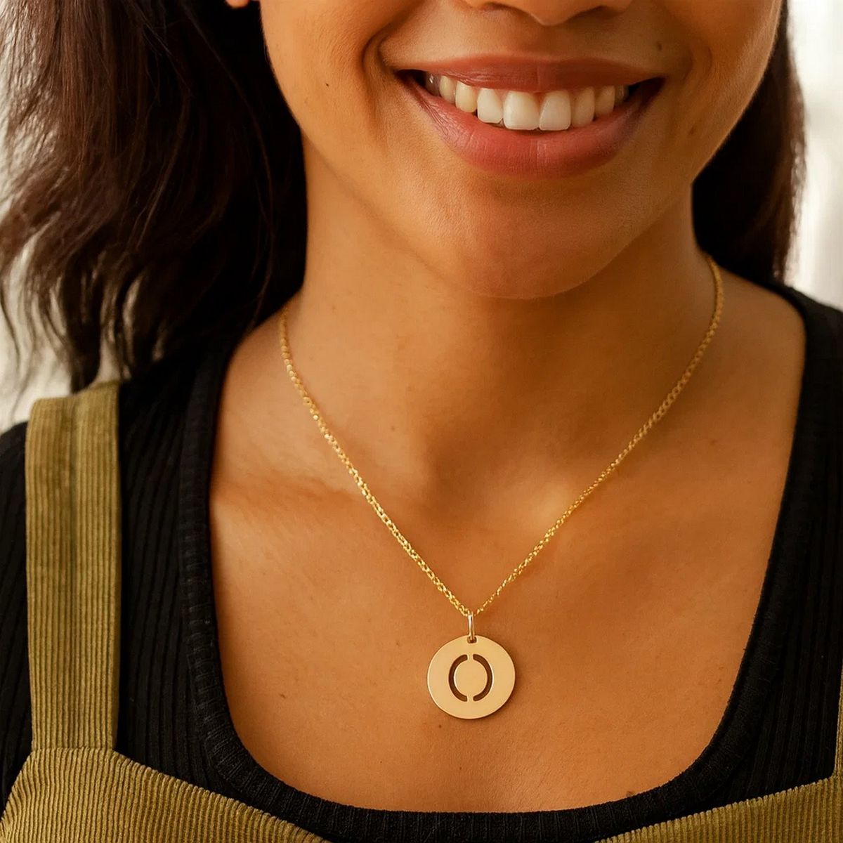 14K Yellow Gold Disc Initial O Pendant thumbnail 3