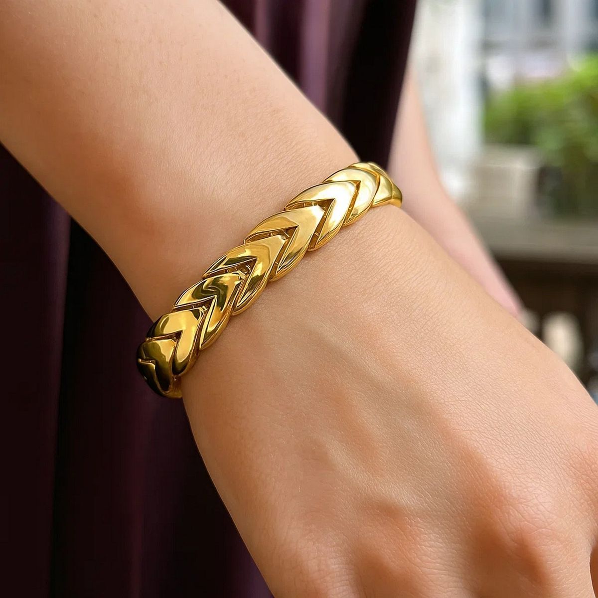 14K Yellow Gold Chevron Link Bangle (10.00 mm) thumbnail 5