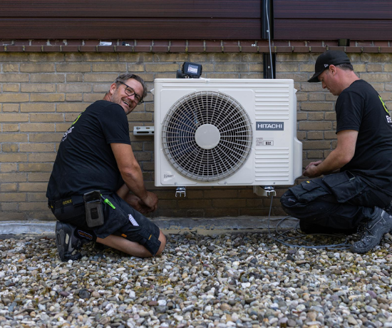 Warmtepomp aan muur