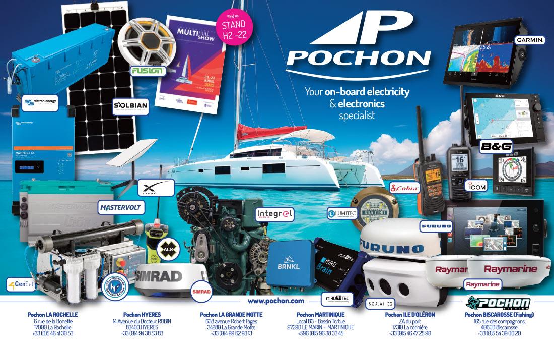 Affiche d’AP POCHON, spécialiste de l’électricité et de l’électronique embarquée pour le nautisme, avec présentation de produits de marques comme Raymarine, Garmin, Simrad, Victron Energy et B&G, devant un catamaran au mouillage. Présence annoncée au salon Multihull Show, stand H2-22.
