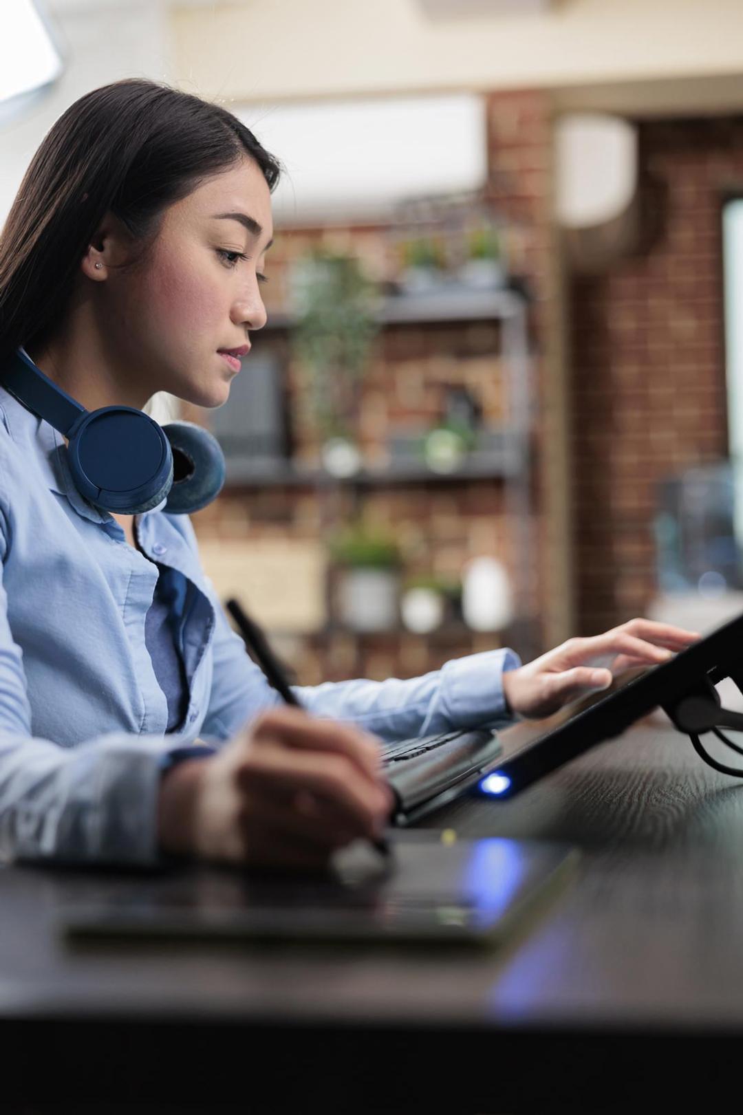refonte-site-web-creative-company-employee-with-touchscreen-display-2023-11-27-04-58-19-utc