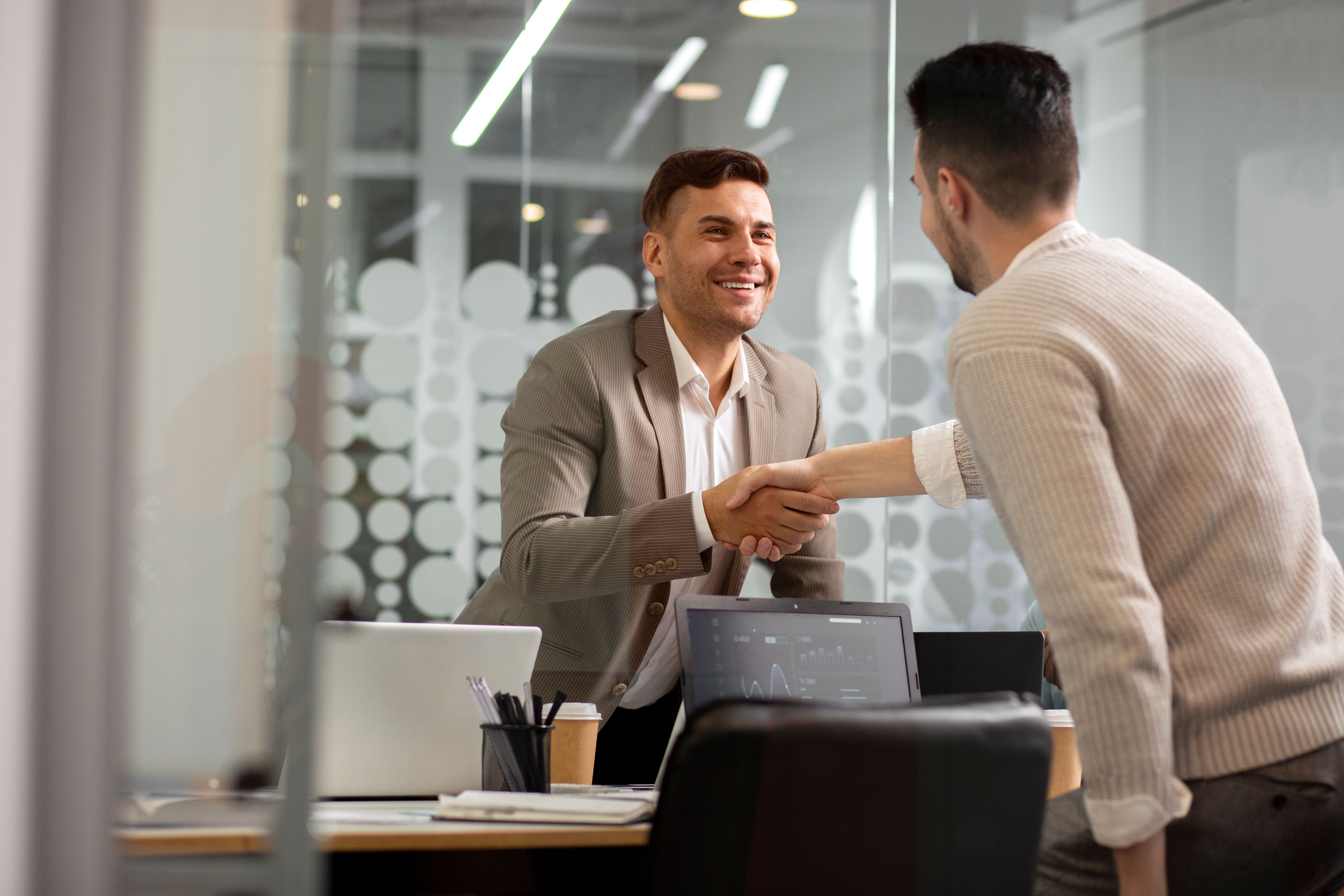 Poignée de main entre deux hommes dans un bureau