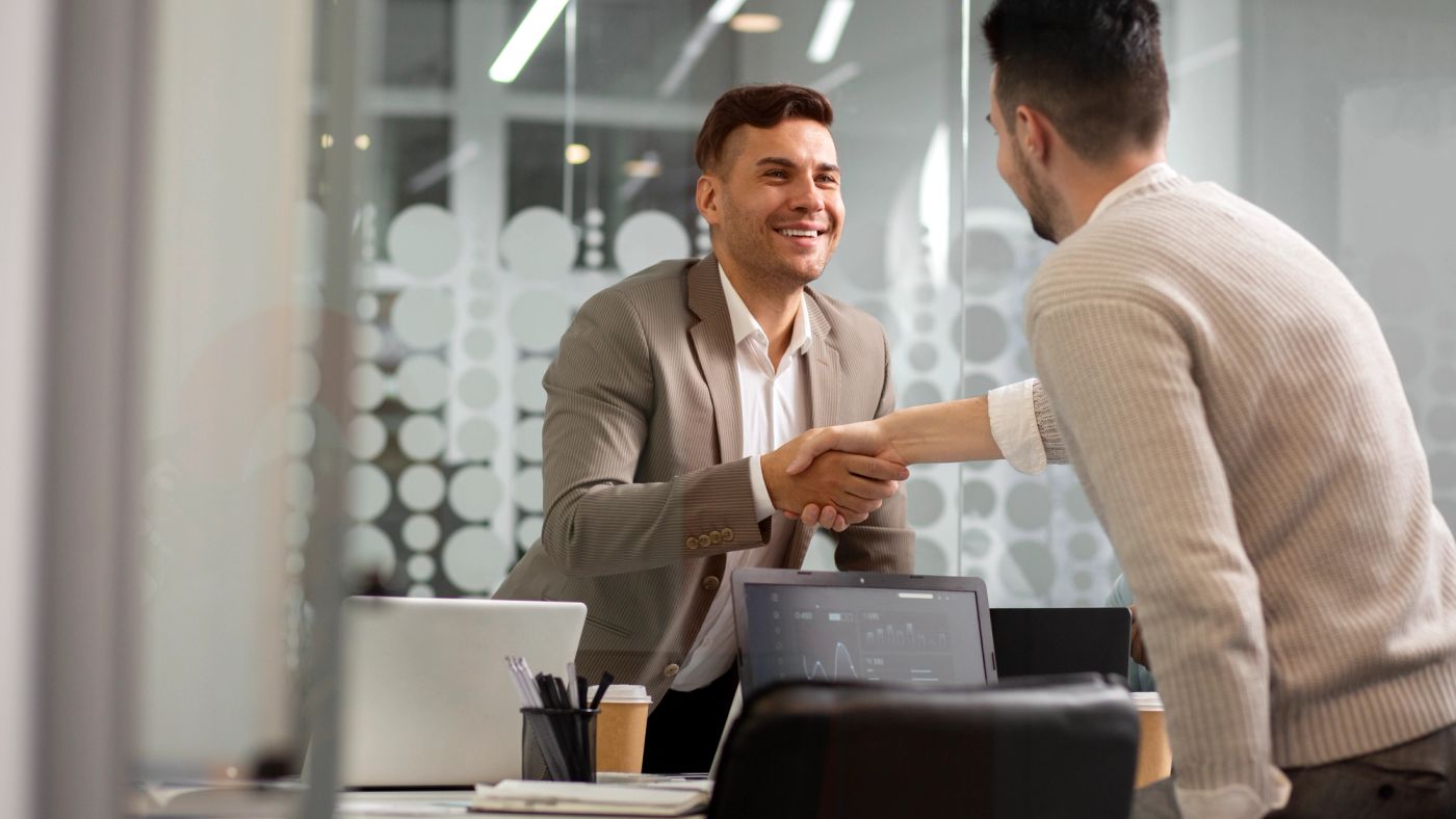 Poignée de main entre deux hommes dans un bureau