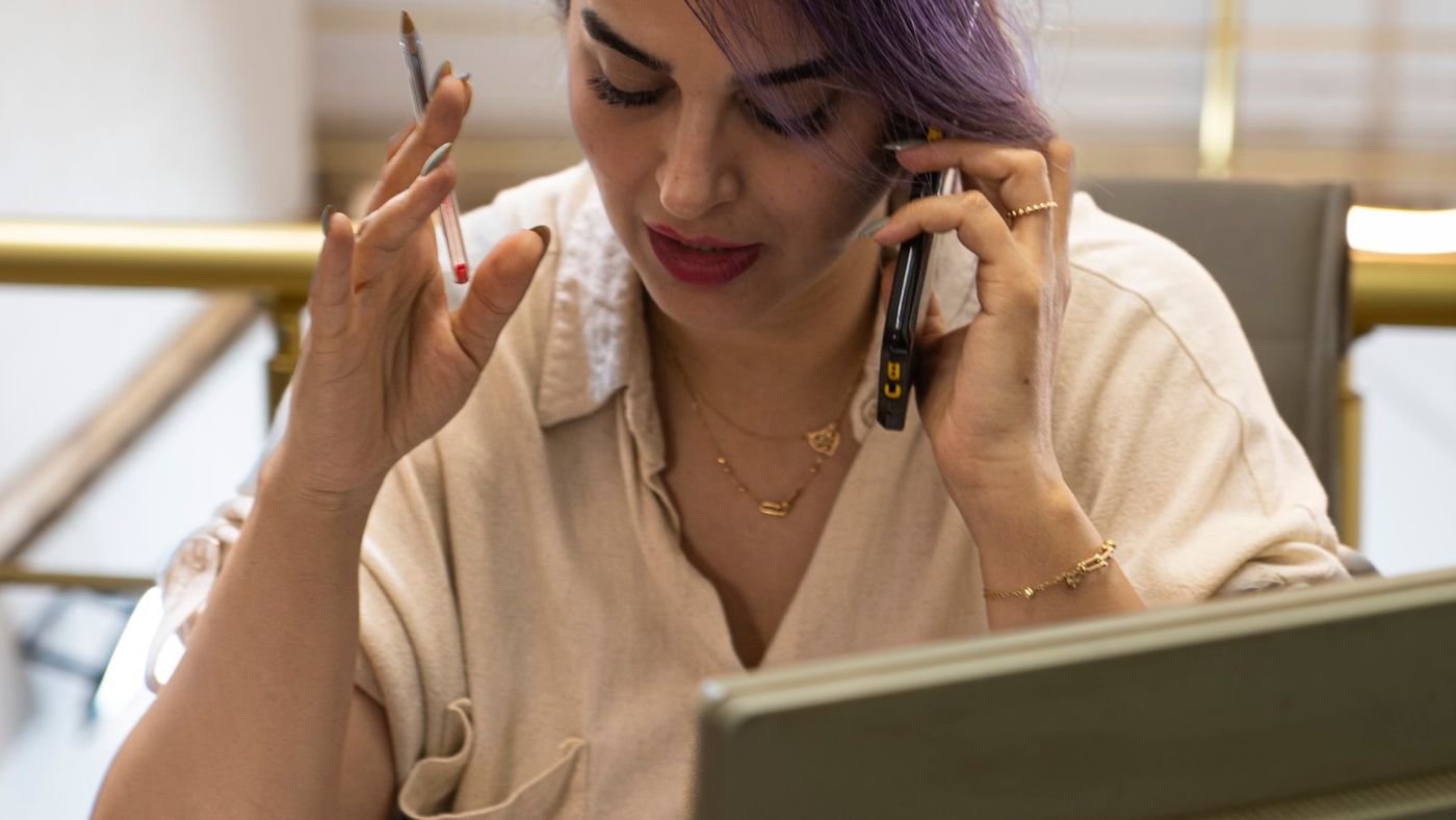 Femme concentrée au téléphone