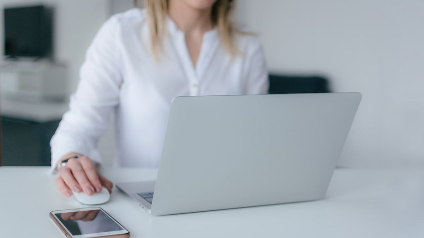 Femme travaillant sur un ordinateur portable dans un bureau calme