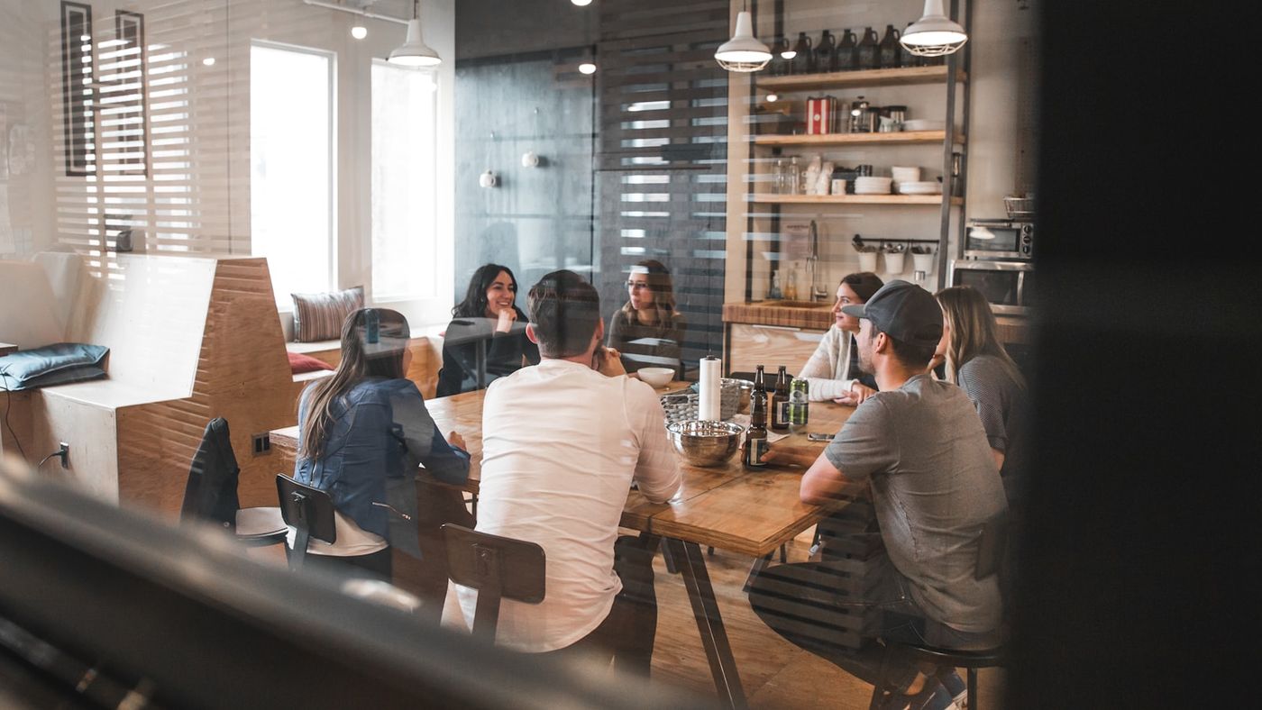 Réunion d'équipe commerciale autour d'une grande table