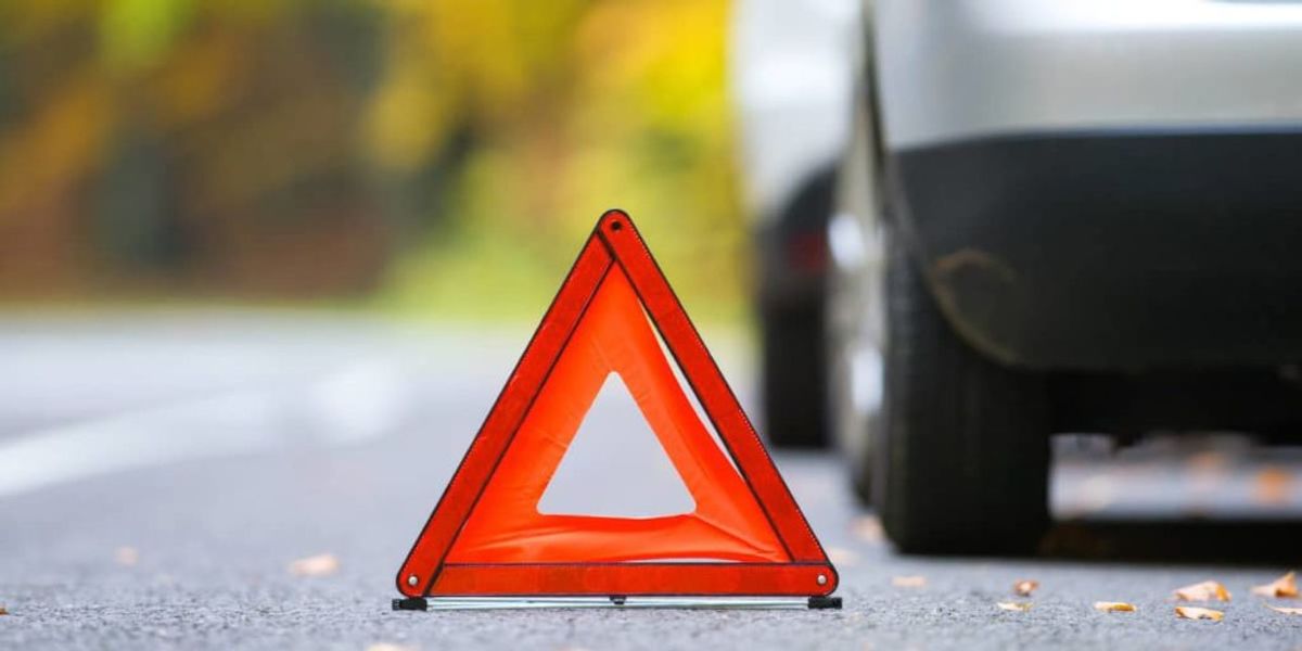 Nach Absicherung der Unfallstelle den Unfallbericht mit der kostenlosen Vorlage anfertigen