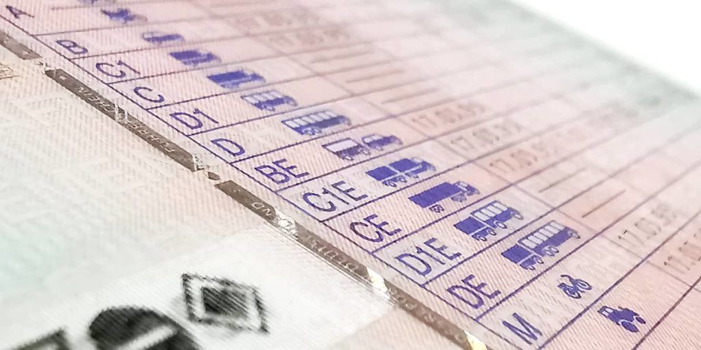 Sicherheitsfaden als Merkmal für echten Führerschein