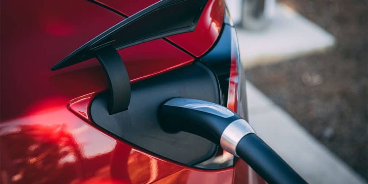 Auch elektrische Fahrzeuge können über viele Tankkarten »nachtanken«.