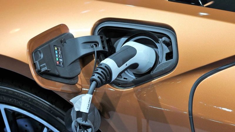 Firmenwagen als Elektro oder Hybrid? Was ist die bessere Wahl?